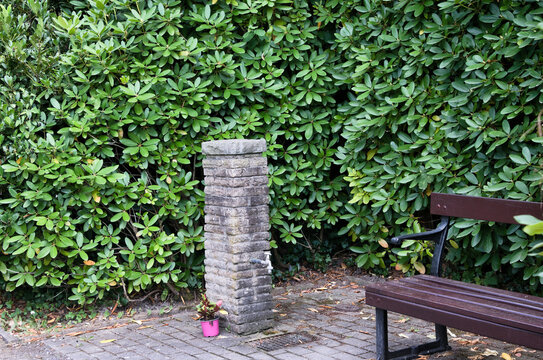 Wasserstelle neben einer Holzbank auf dem Hauptfriedhof  in M&uuml;lheim Ruhr