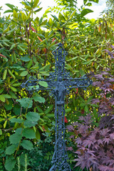 schönes verziertes schwarzes Eisenkreuz auf dem Hauptfriedhof  in Mülheim Ruhr © Blende8
