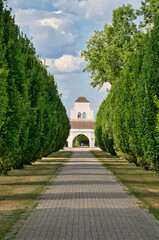 Hauptweg mit Blick zum Eingang  auf dem Hauptfriedhof Mülheim Ruhr © Blende8