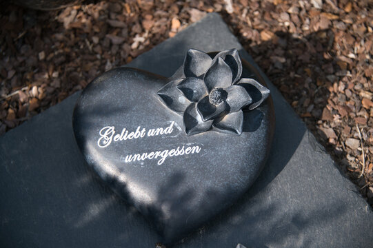 Geliebt und Unvergessen schwarzes Herz mit Blume  auf dem Hauptfriedhof M&uuml;lheim Ruhr