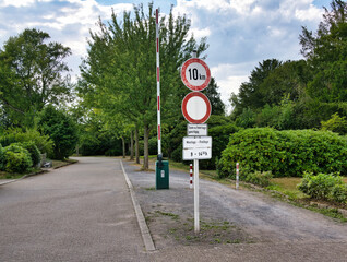 Schranke und Beschilderung auf dem Hauptfriedhof Mülheim Ruhr © Blende8