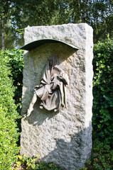 schöner Grabstein mit Jesus und Maria  auf dem Hauptfriedhof Mülheim Ruhr © Blende8