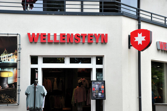 Wellenstyn: Logo und Firmenname an der Filiale