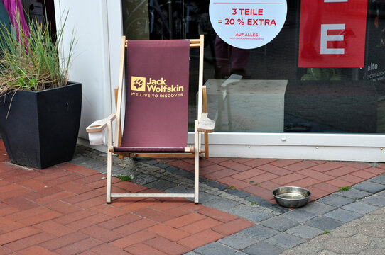 Jack Wolfskin: Logo und Firmenname der Marke vor der Filiale