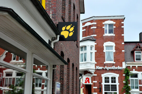 Jack Wolfskin: Logo der Marke an der Filiale