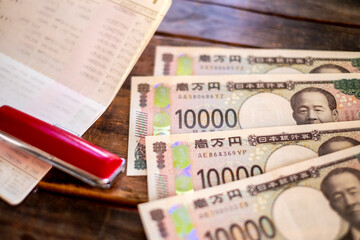Obraz premium 一万円札と印鑑と通帳