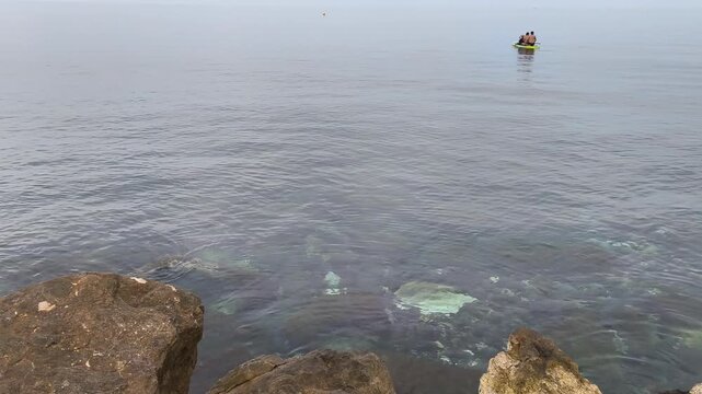 Rocas dentro del mar &mdash; plano m&aacute;s abierto