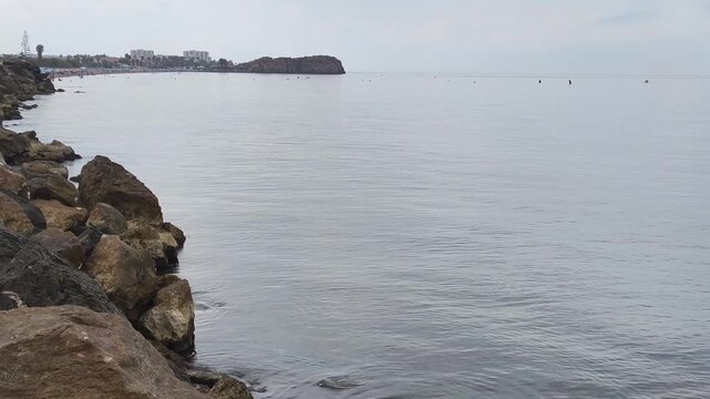 Rocas sobresaliendo del agua en la cala