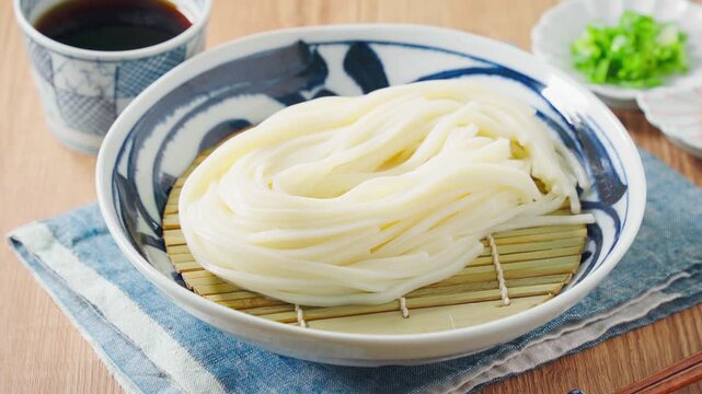 ざるうどん 讃岐うどんをお皿に盛った冷たい麺料理