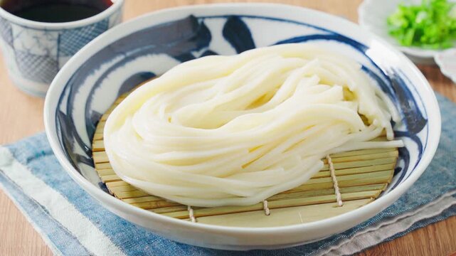 ざるうどん 讃岐うどんをお皿に盛った冷たい麺料理