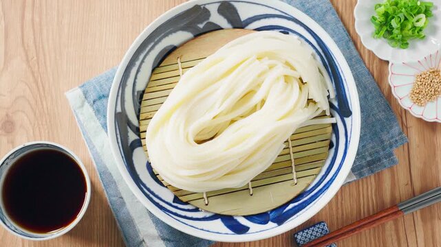 ざるうどん 讃岐うどんをお皿に盛った冷たい麺料理