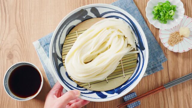 ざるうどん 讃岐うどんをお皿に盛った冷たい麺料理