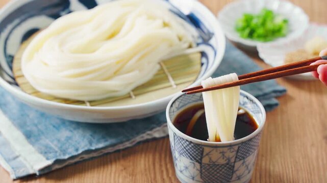 ざるうどん 讃岐うどんをお皿に盛った冷たい麺料理