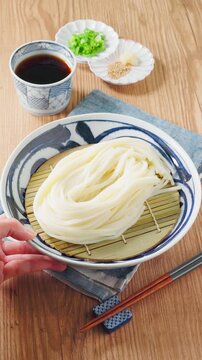 ざるうどん 讃岐うどんをお皿に盛った冷たい麺料理