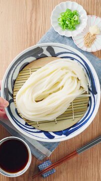 ざるうどん 讃岐うどんをお皿に盛った冷たい麺料理