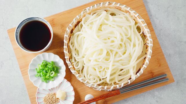 ざるうどん 竹籠に盛った冷たい讃岐うどん