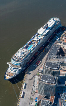 Die Mein Schiff 2 am Cruise Center Hafencity in Hamburg aus der Luft