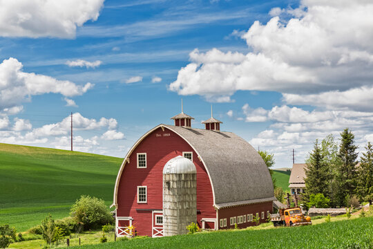 USA, Idaho, Palouse, red barn of a farm house