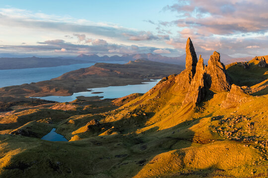UK, Scotland, Inner Hebrides, Isle of Skye, Trotternish, morning mood at Loch Leathan and The Storr