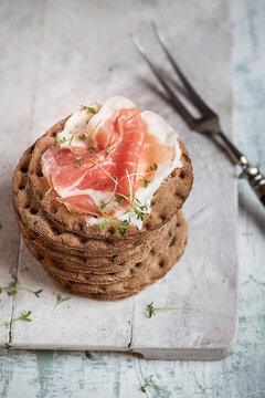 Round crispbreads, cream cheese, cooked ham and cress