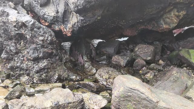Rocas sumergidas / parcialmente sumergidas - cueva natural en la cala 
