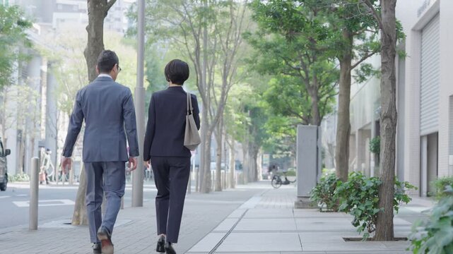 屋外を歩くビジネスマンたち