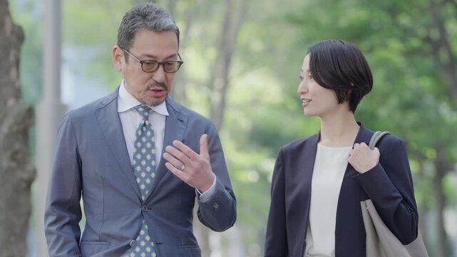 屋外を歩くビジネスマンたち