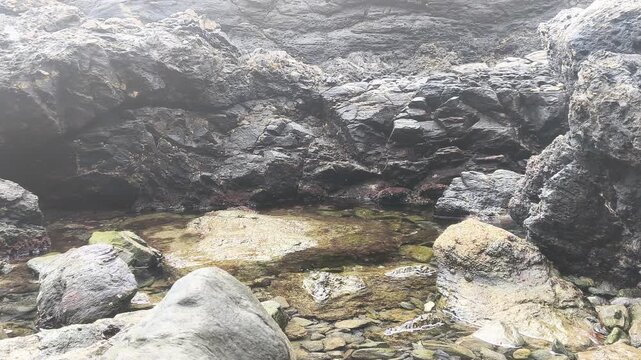 Agua recorriendo las rocas de la cala