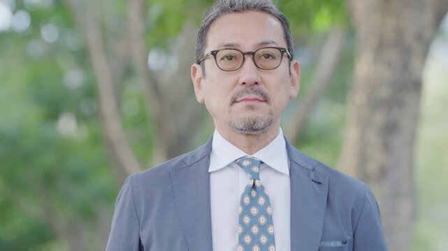 屋外を歩くビジネスマン