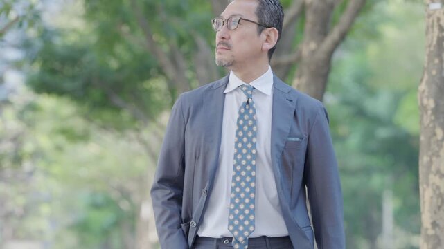屋外を歩くビジネスマン