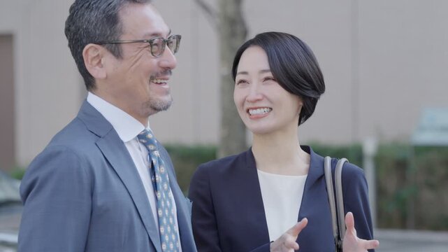 屋外にいるビジネスマンたち