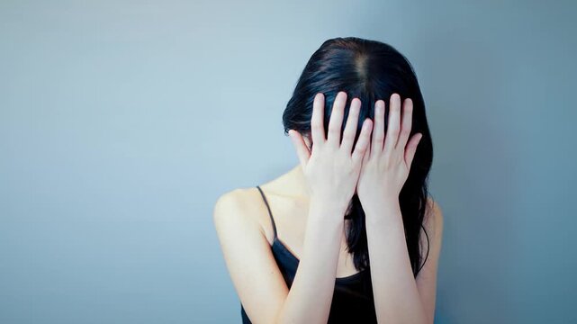 悩み、頭を抱える女性
