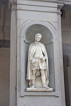 04.04.26. Italy. Florence. statue of Giotto di Bondone, installed in one of the niches of the portico of the Uffizi Gallery in Florence, Italy.