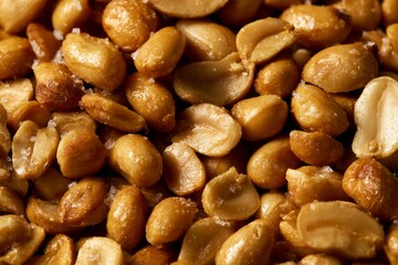 Fototapeta premium Roasted peanuts are displayed on a surface after being cooked and salted in a kitchen setting