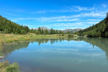 Obraz premium mountain lake in the mountains in sestriere italy