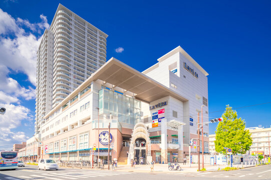JR根岸線・新杉田駅　駅前　らびすた新杉田