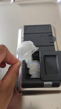Colocando Detergente Lava Lou&ccedil;as em P&oacute; para M&aacute;quina  na lava lou&ccedil;as