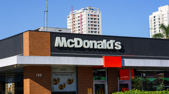 Fachada de restaurante McDonald&rsquo;s com identifica&ccedil;&atilde;o da marca, arquitetura moderna e &aacute;rea externa urbana, fotografada na cidade de S&atilde;o Paulo, SP, Brasil, em 10 de julho de 2026, durante o dia
