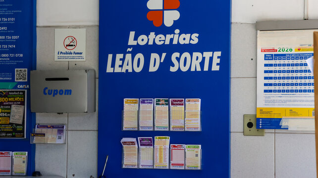 Interior de lot&eacute;rica Le&atilde;o da Sorte com placas de servi&ccedil;os, apostas e sinaliza&ccedil;&atilde;o da Caixa, registro de estabelecimento comercial em Mogi das Cruzes, S&atilde;o Paulo, Brasil, em 22 de agosto de 2026