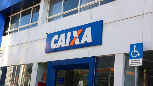 Ag&ecirc;ncia da Caixa Econ&ocirc;mica Federal com fachada, logotipo e sinaliza&ccedil;&atilde;o de acessibilidade na entrada, registro banc&aacute;rio urbano em Mogi das Cruzes, S&atilde;o Paulo, Brasil, em 22 de agosto de 2026