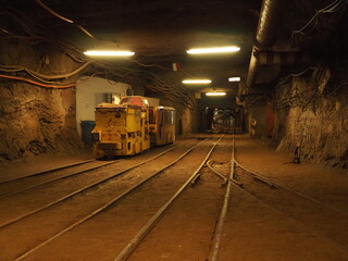 Wagon na torach w tunelu kopalni soli. © EwaAF