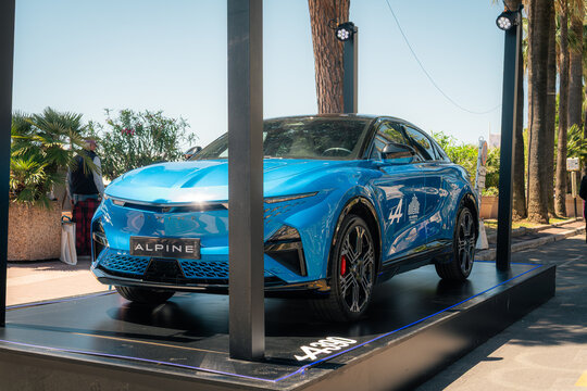 Alpine A390 bleue expos&eacute;e en plein air &agrave; Cannes