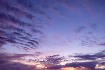 Fototapeta premium Vibrant Pink and Blue Twilight Sky with Wispy Clouds,A breathtaking view of a vibrant twilight sky filled with stunning pink, purple, and blue hues, contrasted by delicate wispy clouds during sunset, 