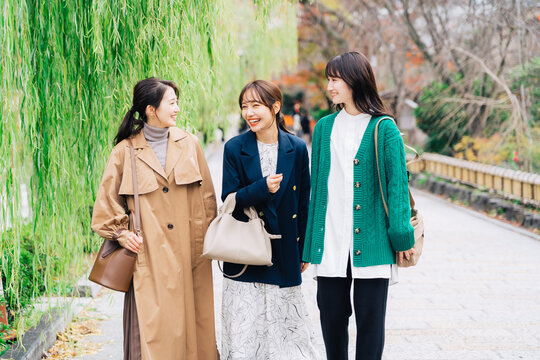 京都を旅行する女性3人組