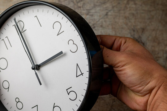 Adjusting a Wall Clock for Daylight Saving Time