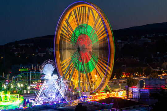 Nachtaufnahme vom Wurstmarkt Bad D&uuml;rkheim. Der Bad D&uuml;rkheimer Wurstmarkt findet j&auml;hrlich im September statt und gilt als das gr&ouml;&szlig;te Weinfest der Welt