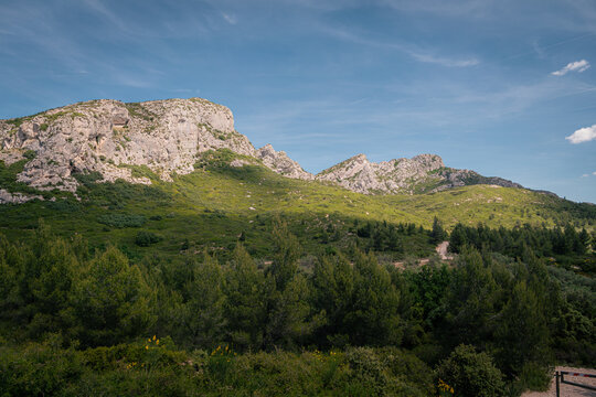 Paysage rocheux et for&ecirc;t m&eacute;diterran&eacute;enne aux Aureilles, H&eacute;rault