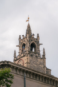 Clocher gothique orn&eacute; avec horloge et girouette dor&eacute;e &agrave; Avignon