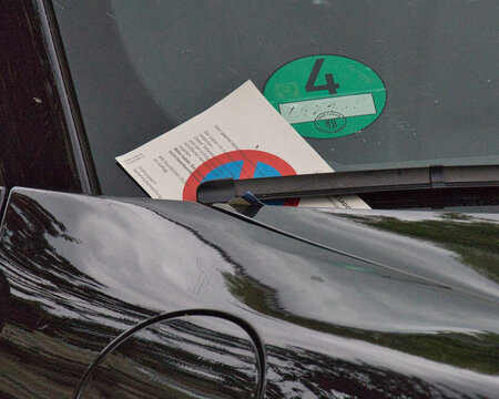 Nahaufnahme von einem Strafzettel hinter dem Scheibenwischer eines Luxusautos der Marke Porsche geparkt im Stadtgebiet &ndash; Landkreis Leipzig, Sachsen, Deutschland