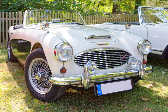 Front eines Austin Healey im Kurpark von Bad Kreuznach, Deutschland, 02.08.2026
